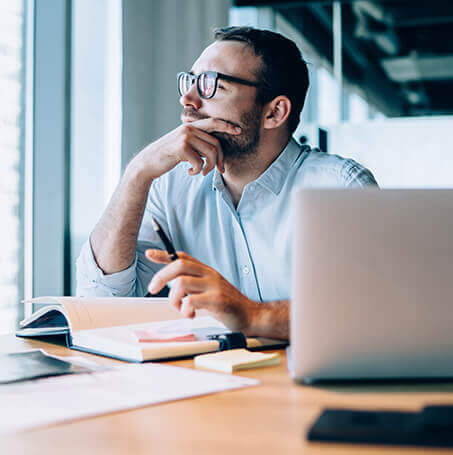 Un dirigeant réfléchit aux futures évolution de son entreprise